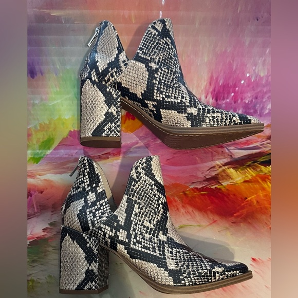 STEVE MADDEN Cedar Western Style Bootie - Picture 2 of 10